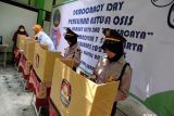 Sejumlah siswa SMP Muhammadiyah 7 Solo mengikuti pemilihan ketua Organisasi Siswa Intra Sekolah (OSIS) di sekolah setempat, Solo, Jawa Tengah, Kamis (25/8/2022). Kegiatan yang mengangkat tema Polisi Sahabat Kita tersebut digelar sebagai edukasi politik dan praktik demokrasi bagi para siswa. ANTARA FOTO/Maulana Surya/wsj.