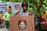 Seorang siswa SMP Muhammadiyah 7 Solo mengikuti pemilihan ketua Organisasi Siswa Intra Sekolah (OSIS) di sekolah setempat, Solo, Jawa Tengah, Kamis (25/8/2022). Kegiatan yang mengangkat tema Polisi Sahabat Kita tersebut digelar sebagai edukasi politik dan praktik demokrasi bagi para siswa. ANTARA FOTO/Maulana Surya/wsj.