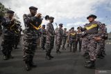 Kepala Staf TNI Angkatan Laut (KSAL) Laksamana TNI Yudo Margono (kanan) berbincang dengan prajurit pemain drum band di sela-sela Apel Komandan Satuan (AKS) TNI AL 2022 di Lapangan Aru, Akademi Angkatan Laut, Bomimoro, Surabaya, Jawa Timur, Jumat (26/8/2022). Kegiatan apel yang diikuti 496 orang tersebut bertujuan untuk menyamakan persepsi dan pemahaman terhadap kebijakan-kebijakan pimpinan TNI AL dalam pembinaan dan pembangunan kekuatan dalam pelaksanaan tugas yang diemban oleh para komandan satuan di lapangan. Antara Jatim/Moch Asim/zk.