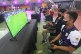 Sejumlah peserta mengikuti turnamen eSport di GOR Jayabaya, Kota Kediri, Jawa Timur, Sabtu (27/8/2022). Turnamen eSport tersebut diikuti oleh sejumlah peserta dari berbagai daerah guna menciptakan bibit atlet eSport muda yang unggul. ANTARA Jatim/Prasetia Fauzani/zk