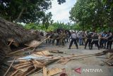 Petugas gabungan dari Polda Sumatera Utara, Polrestabes Medan dan Satpol PP Kota Deli Serdang merobohkan sejumlah lapak yang diduga menjadi tempat transaksi dan konsumsi narkoba serta perjudian di Desa Namorube Julu, Kutalimbaru, Deli Serdang, Sumatera Utara, Jumat (26/8/2022). Razia ketiga dalam sepekan terakhir di lokasi itu diduga bocor, namun demikian petugas merobohkan lapak-lapak tersebut. 
​​​​​​​

ANTARA FOTO/Fransisco Carolio