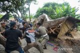 Petugas gabungan dari Polda Sumatera Utara, Polrestabes Medan dan Satpol PP Kota Deli Serdang merobohkan sejumlah lapak yang diduga menjadi tempat transaksi dan konsumsi narkoba serta perjudian di Desa Namorube Julu, Kutalimbaru, Deli Serdang, Sumatera Utara, Jumat (26/8/2022). Razia ketiga dalam sepekan terakhir di lokasi itu diduga bocor, namun demikian petugas merobohkan lapak-lapak tersebut. 
​​​​​​​

ANTARA FOTO/Fransisco Carolio