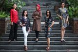 PERAGAAN BUSANA BATIK. Sejumlah model memamerkan busana batik yang dikenakanya pada Peragaan Busana Batik Warisan Boedaya (Warisan Boedaya Batik Fashion Show) di Bumi Surabaya City Resort, Surabaya, Jawa Timur, Jumat (26/8/2022). Peragaan busana yang menampilkan sejumlah koleksi busana batik itu bertema 'The Beauty of Indonesia'. ANTARA FOTO/Didik SuhartonoANTARA FOTO/Didik Suhartono (ANTARA FOTO/Didik Suhartono)