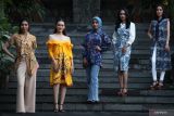  Sejumlah model memamerkan busana batik yang dikenakanya pada Peragaan Busana Batik Warisan Boedaya (Warisan Boedaya Batik Fashion Show) di Bumi Surabaya City Resort, Surabaya, Jawa Timur, Jumat (26/8/2022). Peragaan busana yang menampilkan sejumlah koleksi busana batik itu bertema 'The Beauty of Indonesia'. ANTARA Jatim/Didik Suhartono/zk 