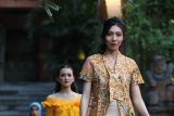 PERAGAAN BUSANA BATIK. Sejumlah model memamerkan busana batik yang dikenakanya pada Peragaan Busana Batik Warisan Boedaya (Warisan Boedaya Batik Fashion Show) di Bumi Surabaya City Resort, Surabaya, Jawa Timur, Jumat (26/8/2022). Peragaan busana yang menampilkan sejumlah koleksi busana batik itu bertema 'The Beauty of Indonesia'. ANTARA FOTO/Didik SuhartonoANTARA FOTO/Didik Suhartono (ANTARA FOTO/Didik Suhartono)