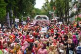 Sejumlah perempuan dari berbagai komunitas dan instansi mengenakan pakaian kebaya saat mengikuti Parade Berkebaya Nusantara Goes to UNESCO di Medan, Sumatera Utara, Minggu (28/8/2022). Kegiatan yang diikuti sekitar 15 ribu perempuan tersebut dalam rangka kampanye untuk mendorong diakuinya kebaya sebagai warisan budaya oleh UNESCO. ANTARA FOTO/Fransisco Carolio