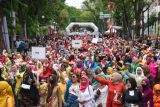 Sejumlah perempuan dari berbagai komunitas dan instansi mengenakan pakaian kebaya saat mengikuti Parade Berkebaya Nusantara Goes to UNESCO di Medan, Sumatera Utara, Minggu (28/8/2022). Kegiatan yang diikuti sekitar 15 ribu perempuan tersebut dalam rangka kampanye untuk mendorong diakuinya kebaya sebagai warisan budaya oleh UNESCO. ANTARA FOTO/Fransisco Carolio