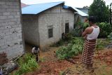 LONGSOR AKIBAT BANJIR DI SINGKAWANG. Dua warga berdiri di sekitar lokasi rumah yang rusak terdampak tanah longsor di Gang Batu Mas, Jalan Ahmad Yani, Kecamatan Singkawang Barat, Kota Singkawang, Kalimantan Barat, Minggu (28/8/2022). Sebanyak tiga rumah warga terdampak tanah longsor yang disebabkan hujan dengan intensitas tinggi sejak Sabtu (27/8/2022) siang hingga malam. Dalam peristiwa tersebut tidak ada korban jiwa. ANTARAFOTO/Reza Novriandi/jhw