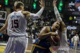 Pebasket Satria Muda Pertamina Jakarta Arki Wisnu  (tengah) berusaha melewati hadangan dua pebasket Pelita Jaya Bakrie Jakarta Govinda Julian (kanan) Vincent Rivaldi (kiri) pada pertandingan final game 1 IBL Tokopedia 2022 di Gor C-Tra Arena, Bandung, Jawa Barat, Sabtu (27/8/2022). Satria Muda Pertamina Jakarta berhasil mengalahkan Pelita Jaya Bakrie Jakarta dengan skor 95-87. ANTARA FOTO/Novrian Arbi/agr