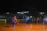 SINGKAWANG TERENDAM BANJIR AKIBAT HUJAN. Sejumlah warga berjalan melintasi banjir di Jalan dr Sutomo, Kelurahan Pasiran, Kota Singkawang, Kalimantan Barat, Sabtu (27/8/2022) malam. Banjir menggenangi sejumlah ruas jalan, pemukiman penduduk dan fasilitas umum di Kota Singkawang akibat tingginya curah hujan sejak Sabtu (27/8/2022) siang hingga malam hari di wilayah setempat. ANTARA FOTO/Reza Novriandi/jhw