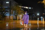 SINGKAWANG TERENDAM BANJIR AKIBAT HUJAN. Seorang warga berjalan melintasi banjir di Jalan dr Sutomo, Kelurahan Pasiran, Kota Singkawang, Kalimantan Barat, Sabtu (27/8/2022) malam. Banjir menggenangi sejumlah ruas jalan, pemukiman penduduk dan fasilitas umum di Kota Singkawang akibat tingginya curah hujan sejak Sabtu (27/8/2022) siang hingga malam hari di wilayah setempat. ANTARA FOTO/Reza Novriandi/jhw