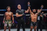 ONE Fight Night 1 - Demetrious  Johnson tuntaskan misi pukul KO Adriano Moraes