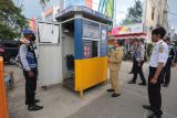 Pj Wali Kota Banda Aceh Bakri Siddiq (dua kiri) berbincang dengan petugas jaga parkir elektronik (e-parking) di Banda Aceh, Aceh, Senin (29/8/2022). Pemerintah Kota Banda Aceh telah menerapkan program digitalisasi parkir elektronik dengan metode pembayaran secara non tunai menggunakan uang elektronik berbasis QRIS dari ponsel dan uang elektronik berbasis kartu sebagai upaya meningkatkan pendapatan daerah dari sektor perparkiran. 