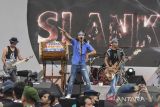 Grup musik Slank menghibur penggemarnya pada konser 
