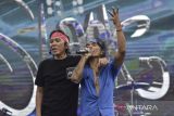 Grup musik Slank menghibur penggemarnya pada konser 