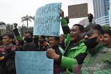 Para personel polisi disiagakan untuk demo ojek daring di Blok M