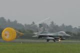 Menjelang Latihan Jalak Sakti,  Pesawat Tempur F-16 TNI AU mendarat di Palembang