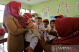 Petugas kesehatan menyuntikkan vaksin Campak kepada murid kelas satu saat bulan imunisasi anak sekolah (BIAS) di SDN Sukareja, Balongan, Indramayu, Jawa Barat, Senin (29/8/2022). BIAS diselenggarakan secara serentak di sejumlah daerah sebanyak dua kali dalam setahun guna menjamin pelajar mendapatkan perlindungan terhadap penyakit campak, rubella, difteri dan tetanus. ANTARA FOTO/Dedhez Anggara/agr