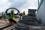 Pekerja membentuk besi pondasi tiang pancang saat menyelesaikan pembangunan jalur kereta api (KA) layang Medan-Binjai di Jalan Sekip, Medan, Sumatera Utara, Selasa (30/8/2022). Pembangunan jalur kereta api layang yang masuk dalam salah satu prioritas kegiatan Kementerian Perhubungan Tahun Angggaran 2022 sepanjang 6,8 kilometer tersebut ditargetkan selesai pada 2024. ANTARA FOTO/Fransisco Carolio