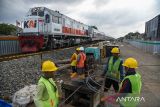 Pekerja membentuk besi pondasi tiang pancang saat menyelesaikan pembangunan jalur kereta api (KA) layang Medan-Binjai di Jalan Sekip, Medan, Sumatera Utara, Selasa (30/8/2022). Pembangunan jalur kereta api layang yang masuk dalam salah satu prioritas kegiatan Kementerian Perhubungan Tahun Angggaran 2022 sepanjang 6,8 kilometer tersebut ditargetkan selesai pada 2024. ANTARA FOTO/Fransisco Carolio