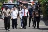 Pengacara Brigadir J, Kamaruddin Simanjuntak tiba di rumah dinas Irjen Ferdy Sambo di Jalan Duren Tiga Barat, Kompleks Polri Duren Tiga, Jakarta, Selasa (30/8/2022). Tim pengacara Brigadir J memprotes kepolisian melarang mereka untuk turut serta menyaksikan langsung rekonstruksi dugaan pembunuhan Brigadir Yosua di rumah Irjen Ferdy Sambo. ANTARA FOTO/Aditya Pradana Putra/hp. 