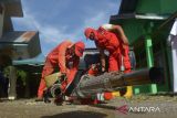 Petugas bersiap melakukan fogging atau pengasapan disalah satu  rumah warga yang positif kasus Demam Berdarah Dengue (DBD) di Desa Lambhuk, Banda Aceh, Aceh, Selasa (30/8/2022). Pemkot Banda Aceh terus melakukan pengasapan di beberapa desa untuk mencegah penyebaran penyakit  Demam Berdarah Dengue (DBD) sehubungan terjadinya peningkatan kasus sejak awal Januari hingga 25 Agustus 2022 bertambah menjadi 136 kasus mayoritas menyerang anak dan empat orang di antaranya meninggal. ANTARA FOTO/Ampelsa.