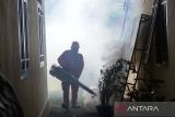 Petugas melakukan fogging atau pengasapan disalah satu  rumah warga yang positif kasus Demam Berdarah Dengue (DBD) di Desa Lambhuk, Banda Aceh, Aceh, Selasa (30/8/2022). Pemkot Banda Aceh terus melakukan pengasapan di beberapa desa untuk mencegah penyebaran penyakit  Demam Berdarah Dengue (DBD) sehubungan terjadinya peningkatan kasus sejak awal Januari hingga 25 Agustus 2022 bertambah menjadi 136 kasus mayoritas menyerang anak dan empat orang di antaranya meninggal. ANTARA FOTO/Ampelsa.