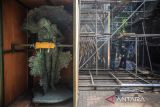 Pekerja menyelesaikan karya seni yang terbuat dari tembaga kuningan karya seniman Nyoman Nuarta di Nu art Sculpture Park, Kabupaten Bandung Barat, Jawa Barat, Selasa (30/8/2022). I Nyoman Nuarta akan mengirimkan beberapa karya yang terbuat dari tembaga kuningan untuk dipamerkan pada puncak Presidensi G20 pada November mendatang di Pulau Bali. ANTARA FOTO/Raisan Al Farisi/agr