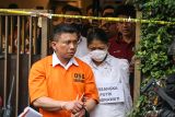Tersangka kasus pembunuhan, Irjen Pol Ferdy Sambo (kiri) bersama Istrinya Putri Candrawathi (kanan) keluar dari rumah dinasnya yang menjadi tempat kejadian perkara (TKP) pembunuhan Brigadir J di Jalan Duren Tiga Barat, Kompleks Polri Duren Tiga, Jakarta, Selasa (30/8/2022). Kepolisian melakukan rekonstruksi dugaan pembunuhan Brigadir Yosua di rumah pribadi dan rumah dinas Ferdy Sambo. ANTARA FOTO/Asprilla Dwi Adha/nym.