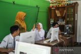 Guru memberikan arahan kepada siswa disabilitas sebelum menjalani ujian asesmen nasional berbasis komputer (ANBK) di SLBN Cicendo, Bandung, Jawa Barat, Senin (29/8/2022). Sebanyak sembilan orang siswa di SLBN Cicendo mengikuti ujian ANBK yang dilakukan secara serentak di SLB seluruh kota di Indonesia. ANTARA FOTO/Raisan Al Farisi/agr