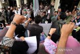 Mahasiswa dari Himpunan Mahasiswa Islam (HMI) berunjuk rasa di Lhokseumawe, Aceh, Selasa (30/8/2022). HMI Aceh menolak keras rencana pemerintah menaikkan harga bahan bakar minyak (BBM) subsidi, dan mendesak pemerintah mendesak pemerintah untuk memberantas mafia migas yang telah merugikan rakyat. ANTARA /Rahmad