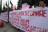 Mahasiswa dari Himpunan Mahasiswa Islam (HMI) berunjuk rasa di Lhokseumawe, Aceh, Selasa (30/8/2022). HMI Aceh menolak keras rencana pemerintah menaikkan harga bahan bakar minyak (BBM) subsidi, dan mendesak pemerintah mendesak pemerintah untuk memberantas mafia migas yang telah merugikan rakyat. ANTARA /Rahmad