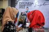 Pengunjung berfoto di spanduk latar Indonesia Hijab Fest 2022 yang digelar di Bandung, Jawa Barat, Rabu (31/8/2022). Indonesia Hijab Fest 2022 yang diikuti sedikitnya 139 merek lokal dari berbagai kota di Indonesia tersebut digelar dalam rangka pemulihan ekonomi dari pandemi COVID-19. ANTARA FOTO/Raisan Al Farisi/agr