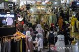 Suasana pengunjung yang memadati Indonesia Hijab Fest di Bandung, Jawa Barat, Rabu (31/8/2022). Indonesia Hijab Fest 2022 yang diikuti sedikitnya 139 merek lokal dari berbagai kota di Indonesia tersebut digelar dalam rangka pemulihan ekonomi dari pandemi COVID-19. ANTARA FOTO/Raisan Al Farisi/agr