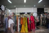 Warga mengamati sebuah produk hijab pada Indonesia Hijab Fest di Bandung, Jawa Barat, Rabu (31/8/2022). Indonesia Hijab Fest 2022 yang diikuti sedikitnya 139 merek lokal dari berbagai kota di Indonesia tersebut digelar dalam rangka pemulihan ekonomi dari pandemi COVID-19. ANTARA FOTO/Raisan Al Farisi/agr