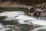 Warga  mengambil  air pada aliran sungai Citarum di Curug Jompong, Kabupaten Bandung Barat, Jawa Barat, Rabu (31/8/2022).  Warga sekitar tetap memanfaatkan sumber daya Sungai Citarum di Curug Jompong tersebut meski kondisi air sungai yang mulai kembali ditutupi buih dan sampah akibat penurunan debit air saat musim kemarau. ANTARA FOTO/Novrian Arbi/agr
