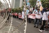 Sejumlah buruh berunjuk rasa di depan Gedung Grahadi, Surabaya, Jawa Timur, Rabu (31/8/2022). Unjuk rasa oleh buruh dari berbagai daerah di Jawa Timur tersebut salah satunya menuntut agar pemerintah tidak menaikkan harga BBM. Antara Jatim/Hildaniar Novitasari/zk.