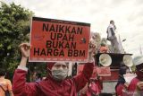 Sejumlah buruh berunjuk rasa di depan Gedung Grahadi, Surabaya, Jawa Timur, Rabu (31/8/2022). Unjuk rasa oleh buruh dari berbagai daerah di Jawa Timur tersebut salah satunya menuntut agar pemerintah tidak menaikkan harga BBM. Antara Jatim/Hildaniar Novitasari/zk.