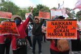 Sejumlah buruh berunjuk rasa di Jalan Gubernur Suryo, Surabaya, Jawa Timur, Rabu (31/8/2022). Mereka menyerukan sejumlah tuntutan salah satunya menolak rencana kenaikan harga bahan bakar minyak (BBM). Antara Jatim/Didik Suhartono/zk.