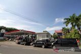 Sejumlah kendaraan antre menunggu ketersediaan bahan bakar minyak (BBM) jenis pertalite dan solar subsidi di SPBU di Lhokseumawe, Aceh, Rabu (31/8/2022). Terbatasnya ketersediaan pertalite dan solar subsidi di sejumlah SPBU memicu terjadinya antrean panjang kendaraan bermotor. ANTARA/Rahmad