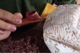 Melihat lebih dekat pembuatan batik pewarna alami kulit jengkol asli Lampung