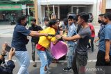 Sejumlah mahasisiswa terlibat kericuhan dengan aparat kepolisian saat berunjuk rasa di depan gedung DPRD Kabupaten Jombang, Jawa Timur, Kamis (1/9/2022). Unjuk rasa yang salah satu tuntutannya menolak rencana kenaikan harga bahan bakar minyak (BBM) itu berlangsung ricuh. Antara Jatim/Syaiful Arif/mas