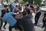 Sejumlah mahasisiswa terlibat kericuhan dengan aparat kepolisian saat berunjuk rasa di depan gedung DPRD Kabupaten Jombang, Jawa Timur, Kamis (1/9/2022). Unjuk rasa yang salah satu tuntutannya menolak rencana kenaikan harga bahan bakar minyak (BBM) itu berlangsung ricuh. Antara Jatim/Syaiful Arif/mas