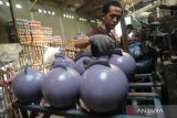 Pekerja membuat bola plastik di Dusun Bendungrejo, Kecamatan Jogoroto, Kabupaten Jombang, Kabupaten Jombang, Kamis (1/9/2022). Home industri bola berbahan biji plastik tersebut dalam sehari mampu memproduksi rata-rata 7 ribu biji bola serta celengan yang dijual ke berbagai daerah dengan harga Rp25 ribu-Rp30 ribu per lusin. Antara Jatim/Syaiful Arif/mas.