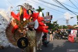 Peserta mengikuti Kirab Budaya Nusantara dalam rangka peringatan satu abad perguruan pencak silat Persaudaraan Setia Hati Terate (PSHT) di Kota Madiun, Jawa Timur, Kamis (1/9/2022). Kegiatan tersebut diikuti 354 cabang dari seluruh Indonesia dan manca negara. Antara Jatim/Siswowidodo/mas.