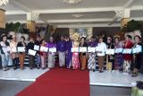 Masyarakat mengenakan baju adat memeriahkan HUT Ke-77 RI di Balai Kota Kediri, Jawa Timur, Rabu (17/8/2022). Pemkot mengajak masyarakat ikut serta upacara HUT Ke-77 RI dengan baju adat. Antara/ Asmaul