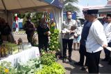 Wali Kota Kediri Abdullah Abu Bakar dangen Kepala Perwakilan Bank Indonesia Kediri dialog dengan pemilik UMKM dalam acara Road to Festival Ekonomi Syariah (FESyar) di Kediri, Jawa Timur, Sabtu (27/8/2022). Kegiatan itu diselenggarakan pada Sabtu dan Ahad, 27 - 28 Agustus 2022. ANTARA/ Asmaul