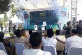 Wali Kota Kediri Abdullah Abu Bakar dangen Kepala Perwakilan Bank Indonesia Kediri dialog dengan pemilik UMKM dalam acara Road to Festival Ekonomi Syariah (FESyar) di Kediri, Jawa Timur, Sabtu (27/8/2022). Kegiatan itu diselenggarakan pada Sabtu dan Ahad, 27 - 28 Agustus 2022. ANTARA/ Asmaul
