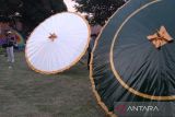 Replika payung pola Mangkunegaran tampil pada Festival Payung Indonesia 2022
