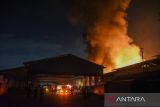 Petugas berupaya memadamkan api yang membakar pabrik plastik di Jalan Setia Ujung, Sungal, Deli Serdang, Sumatera Utara, Jumat (2/9/2022) malam. Dinas Pemadam kebakaran mengerahkan sebanyak 13 unit mobil pemadam untuk mengatasi kebakaran pabrik tersebut.  ANTARA FOTO/Fransisco Carolio